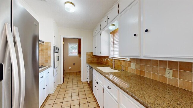 Building Photo - 3800 Windridge Dr