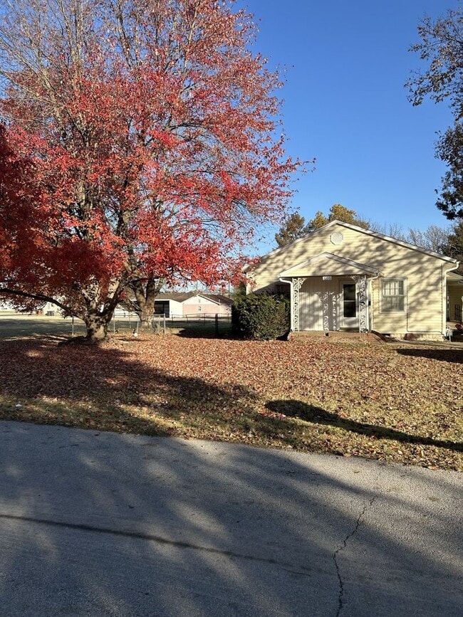 Building Photo - PRE-LEASING- AVAILABLE JULY 10TH - 3 Bedroom/2 Bathroom House