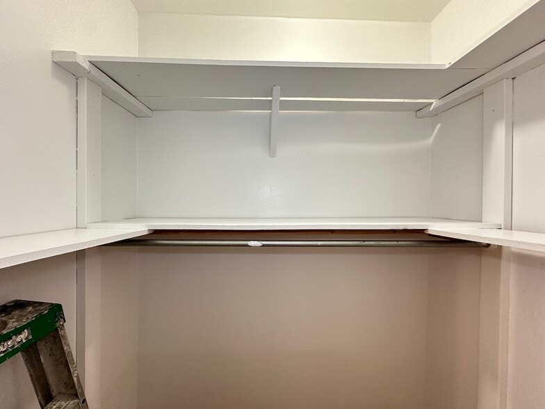 Building Photo - 5679 N Ridge Ave