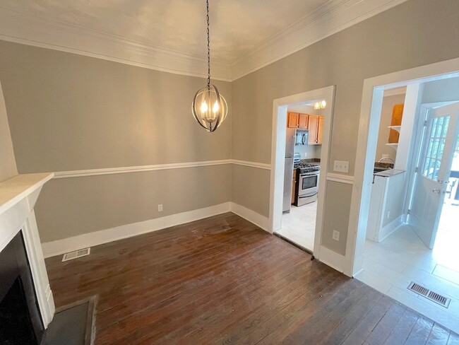 Building Photo - 2 BED | 1.5 BATH | VICTORIAN DISTRICT | PR...