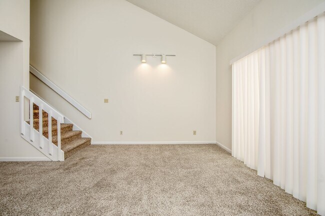 Building Photo - COMING SOON! Cozy 2bd/2ba Townhome Nest in Watersedge