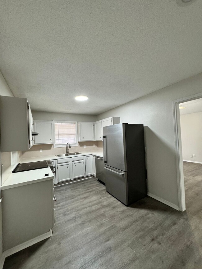 Building Photo - "Charming Lubbock Home: 3-Bedroom, 2-Bath Sanctuary with 1157 Sq Ft of Comfort!"