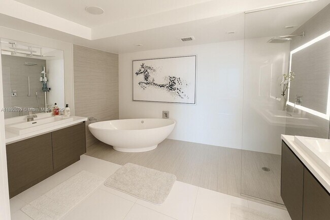 Building Photo - 300 Sunny Isles Blvd