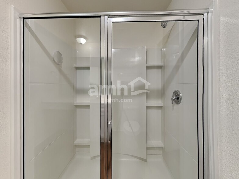 Building Photo - 2061 Southlea Dr