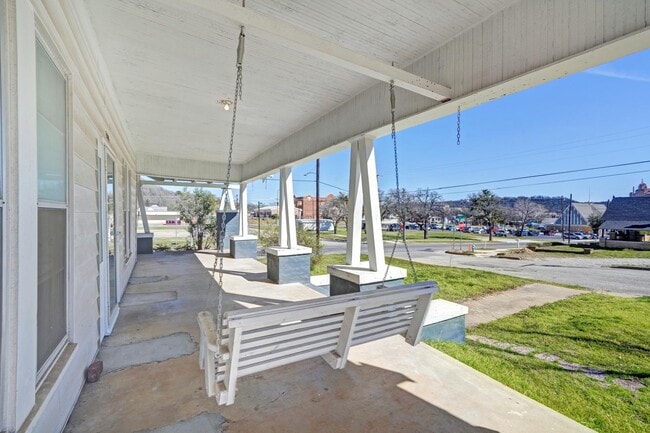 Building Photo - 200 SW 6th Ave