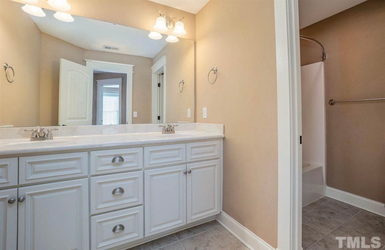 Building Photo - 79 Falconridge Dr