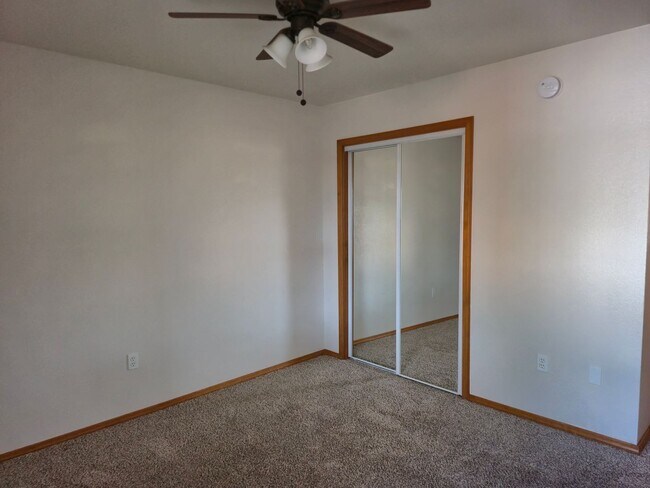 Building Photo - Spacious 3 bed/2 bath home in desired neig...