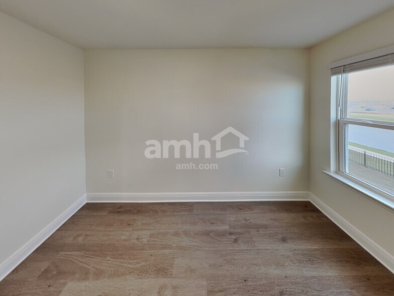 Building Photo - 5952 Sycamore Pl St