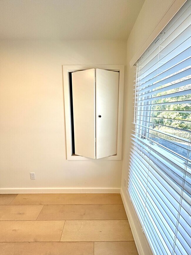 Building Photo - 3 Bed/1 Bath - Downtown Santa Barbara