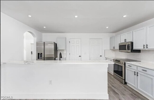 Building Photo - 306 Shadow Lakes Dr