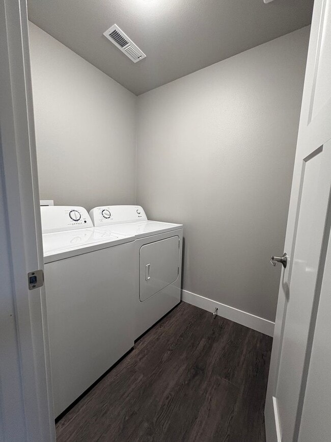 Building Photo - Beautiful 3 Bed Townhome