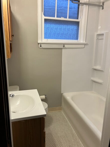 bathroom - 121 W 33rd St