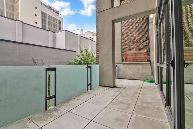 Building Photo - Impeccable Minimalist Design 4 bedroom 3 b...