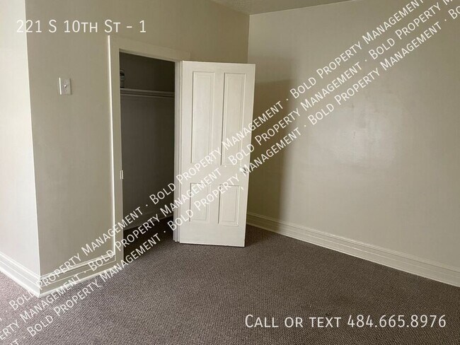 Building Photo - 221 S 10th St