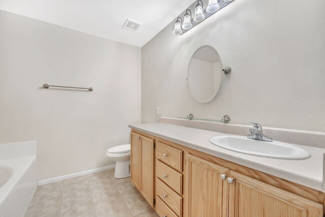Building Photo - 3 BEDROOM SINGLE STORY IN HENDERSON!