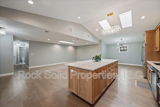 Building Photo - 753 Latigo Loop