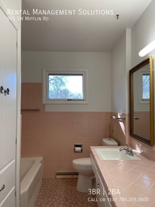 Building Photo - *RETRO KITCHEN & HUGE BASEMENT* 903 SW Mif...
