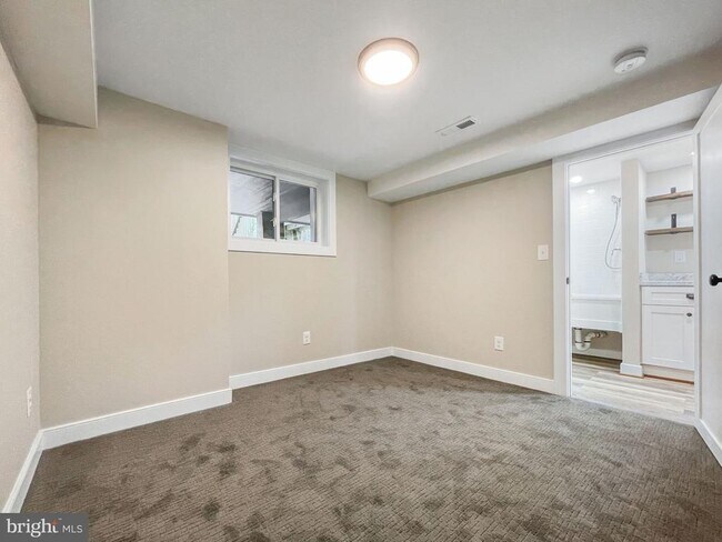 Building Photo - 705 Kentucky Ave SE