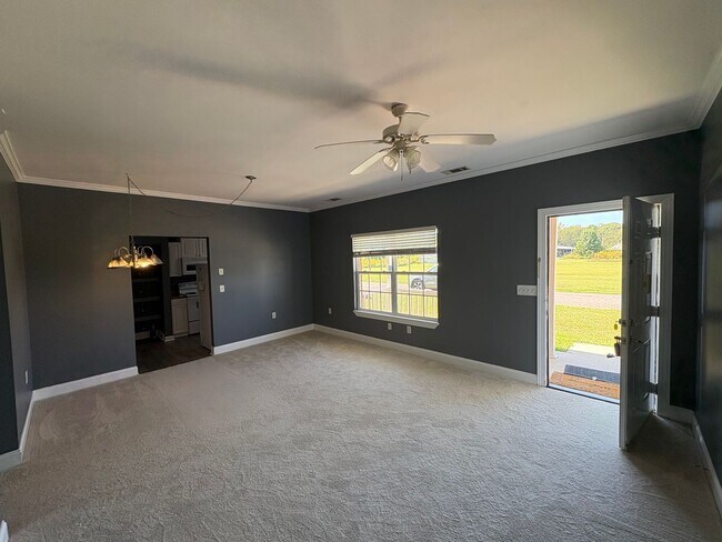 Building Photo - 2 bed, 1 bath unit for rent!