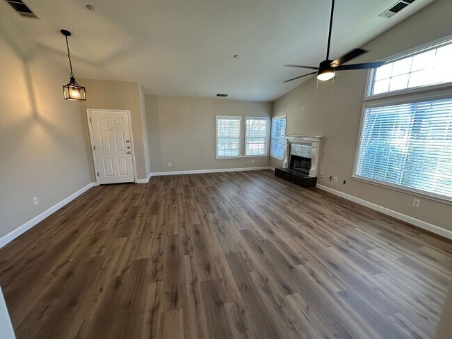 Building Photo - Beautiful Single Story 4 Bedroom 2 Bath Br...