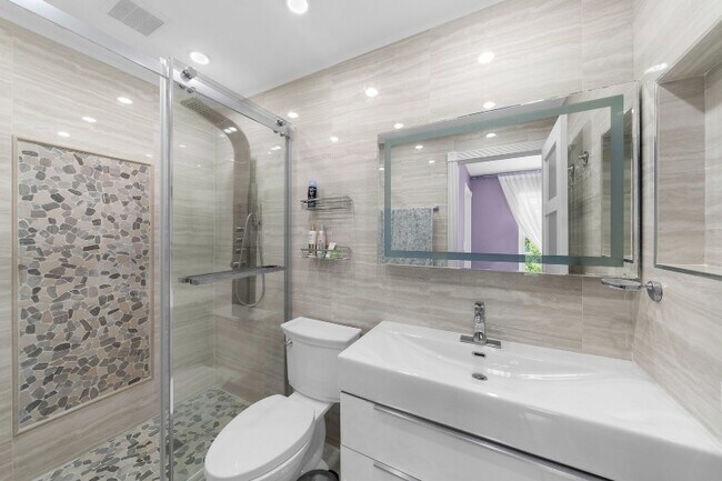 Building Photo - 264 N Southport Rd