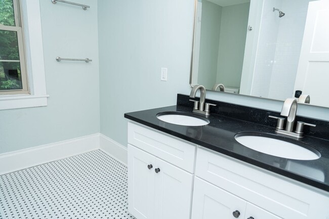 Building Photo - Large 4 Bedroom Home On Oakhurst Circle