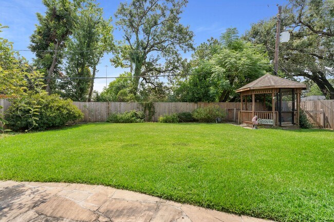Building Photo - 935 Stonecrest Dr