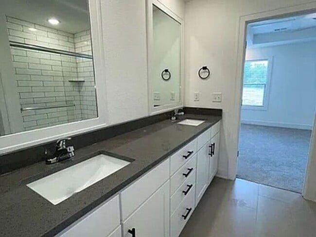 Building Photo - Gorgeous 3 bedroom / 2/5 bath in Park Hill schools!