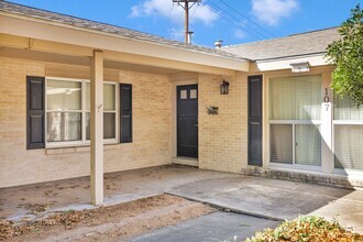 Building Photo - Oakhurst Duplex