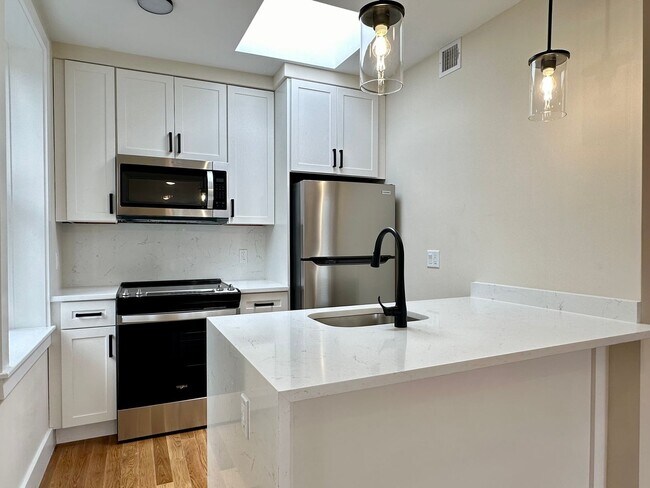 Building Photo - Nicely renovated 2 bed condo in the heart of the North End.