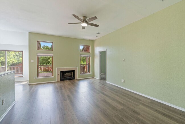 Building Photo - Beautiful 3 bedroom, 2 bathroom home in Southeast Austin!!!