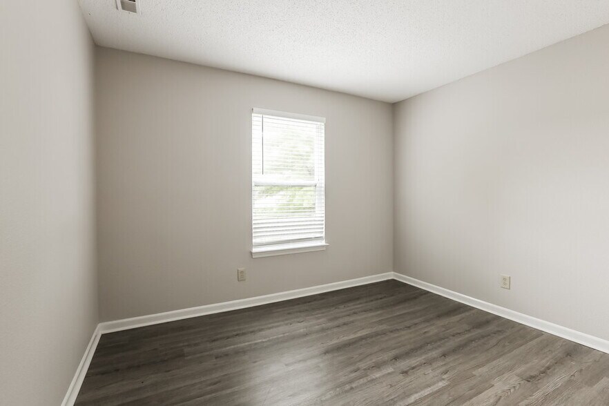 Building Photo - 10969 Sweetsen Rd