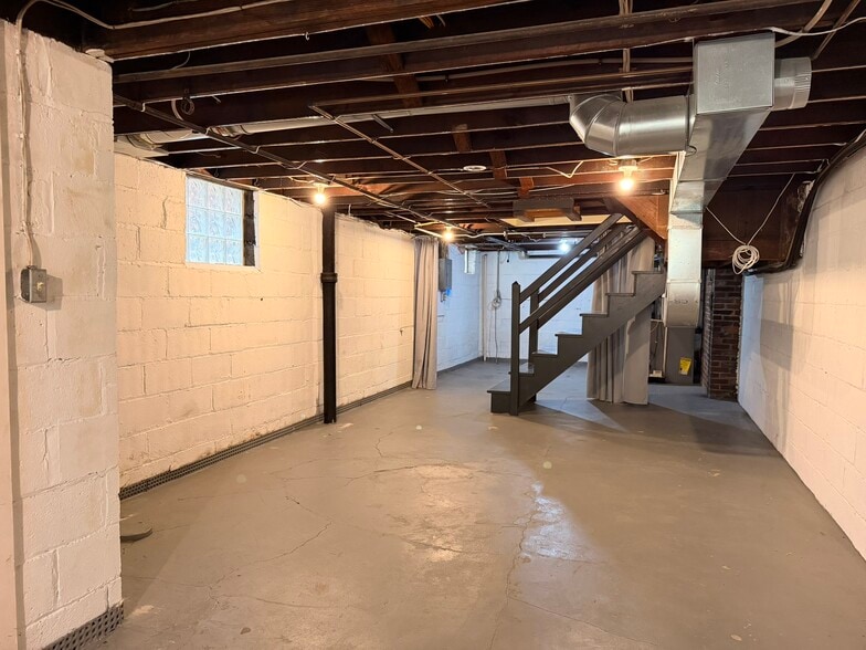 Building Photo - 607 1/2 Klemont Ave