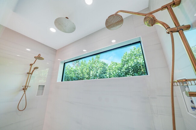 Building Photo - 1248 N Harbor Dr