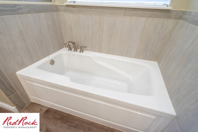 Building Photo - Stunning 4 Bedroom Home. Dog friendly!
