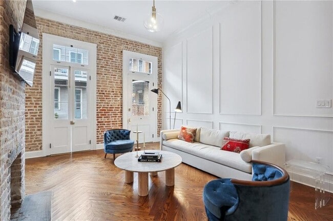 Building Photo - 810 Bourbon St