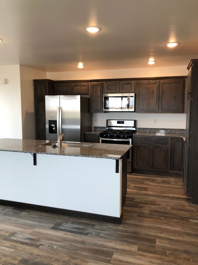 Building Photo - 3 Bedroom 2 1/2 Bathroom Townhouse- NEWLY BUILT-