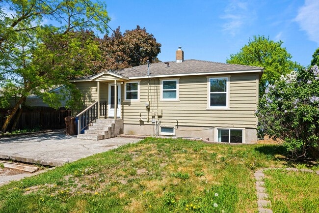 Building Photo - 5 Bedroom Northeast Spokane Home! - Availa...