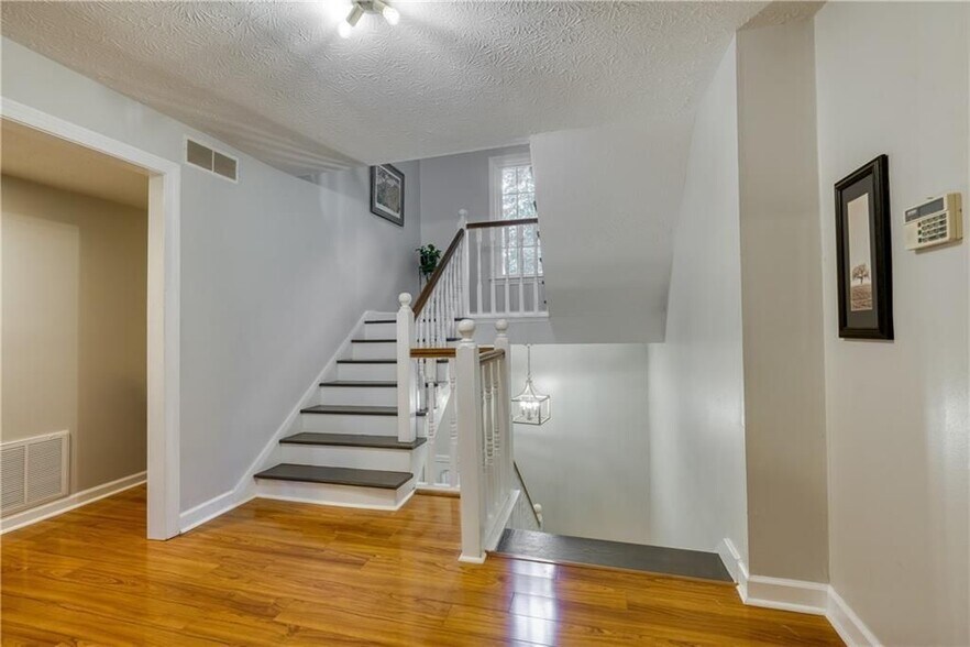 Building Photo - 1445 Oakridge Cir