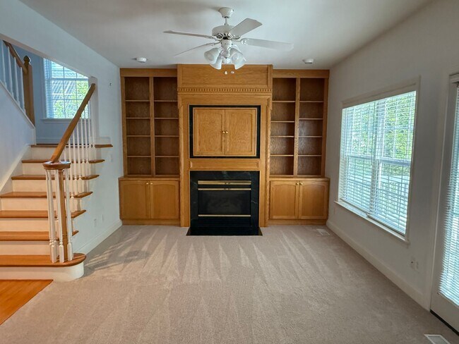 Building Photo - 935 Charter Oaks Dr