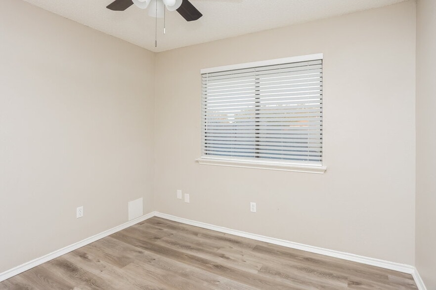 Building Photo - 2413 Claremont Dr