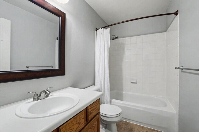 Building Photo - Bright Littleton Townhome with Vaulted Ceilings & Fireplace