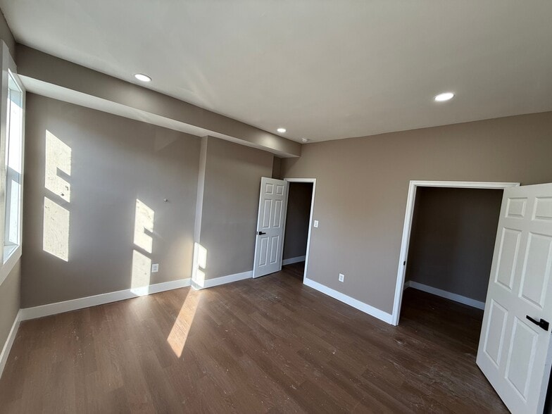 Building Photo - 748 Dolphin St