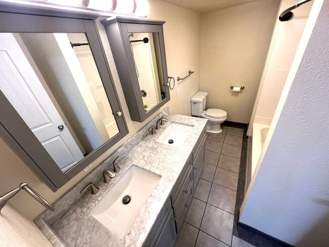 Building Photo - Pet Friendly 5 Bed 2 Bath Single Family Ho...