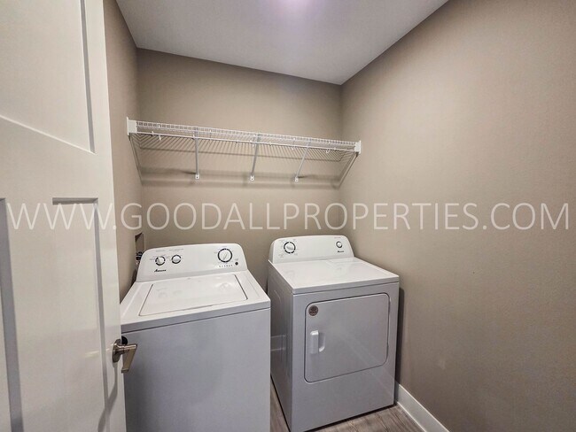 Building Photo - 4-Bedroom, 3.5-Bath Home with Walkout Finished Basement in Norwalk