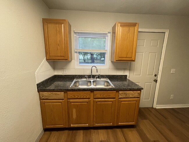Building Photo - 2 Bed, 1 Bath Home