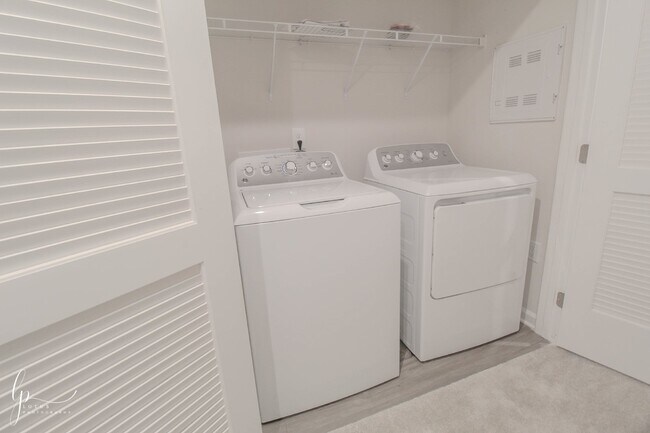 Building Photo - Modern 3-Bedroom Townhome