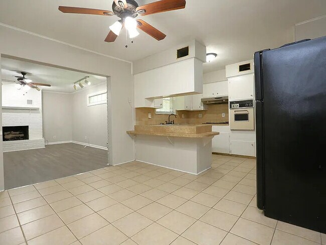 Building Photo - 3 bedroom 2 bathroom