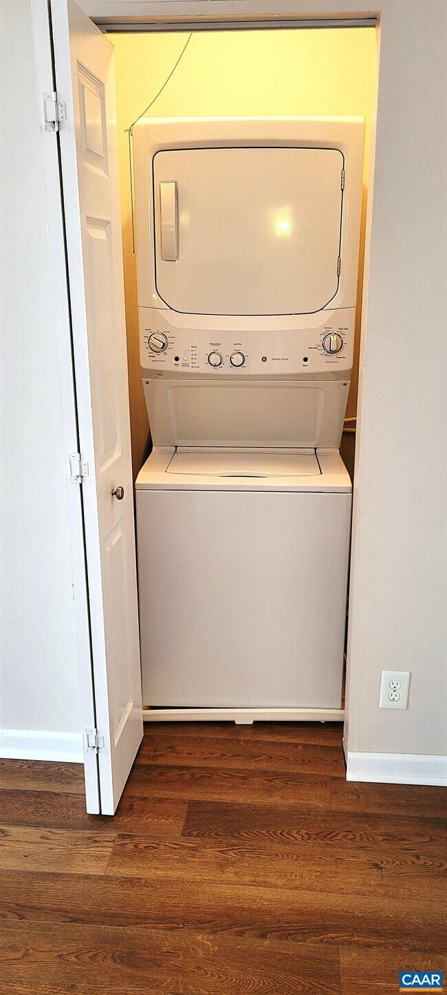 Building Photo - 2527 Hydraulic Rd