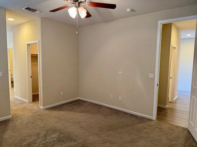 Building Photo - Spacious 4 Bedroom 3 1/2 Bath Home Available Now